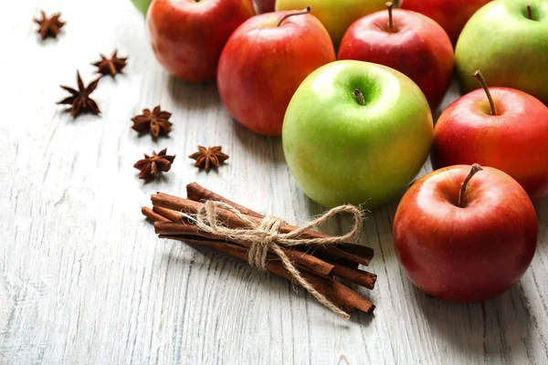 Apples with cinnamon sticks — Stock Photo, Image