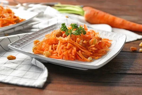 Kare plaka lezzetli havuç salatası ile 