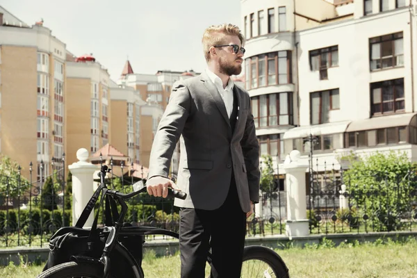 自転車を持つ若い男 — ストック写真