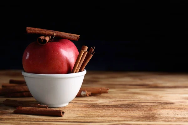 Tigelas com paus de canela e maçã — Fotografia de Stock