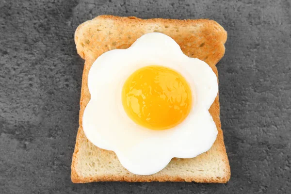 koyu arka plan üzerinde ekmek ile yumurta