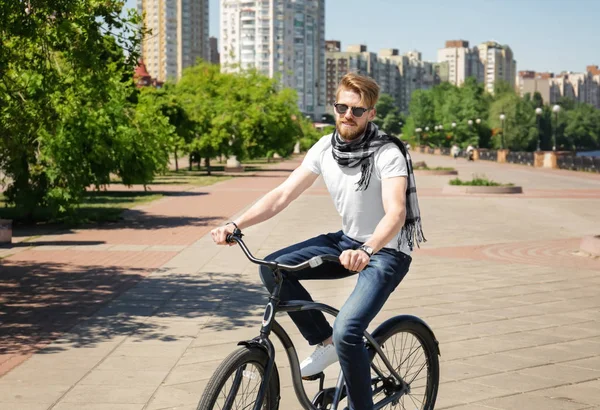 Bisiklete binen genç adam  