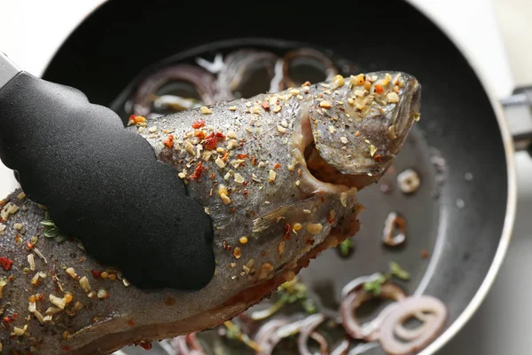 맛 있는 튀긴된 송어 물고기 집게, — 스톡 사진