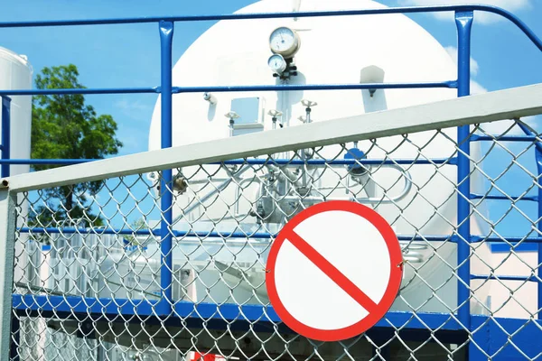 Uyarı işareti çit üzerinde — Stok fotoğraf