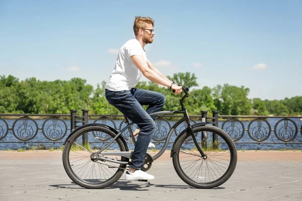 Jonge man paardrijden fiets — Stockfoto