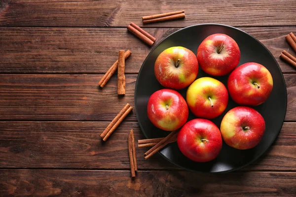 Piatto con mele rosse e bastoncini di cannella — Foto Stock