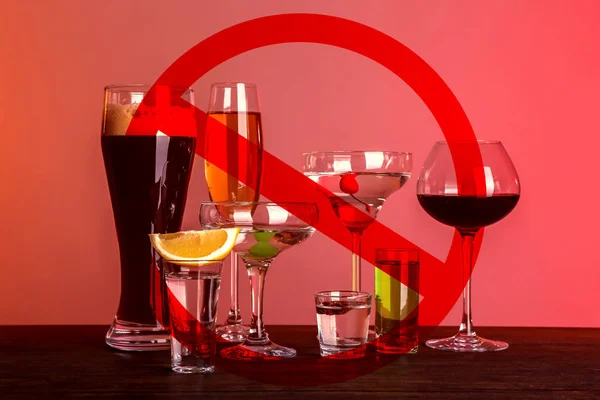 Diferentes bebidas alcoólicas com sinal STOP — Fotografia de Stock
