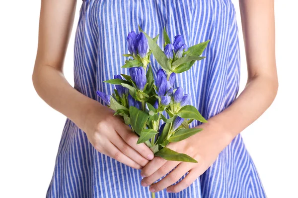 Jeune femme tenant des fleurs de gentiane — Photo