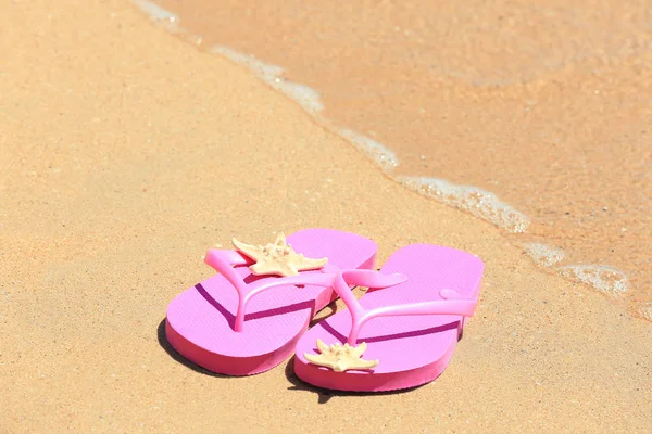 Colorful flip-flops and starfish — Stock Photo, Image