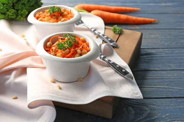 Tazones con sabrosa ensalada de pasas de zanahoria — Foto de Stock