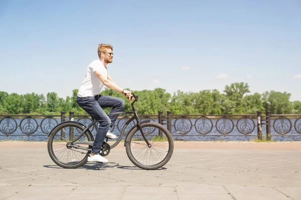 Jonge man paardrijden fiets — Stockfoto