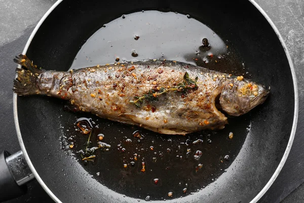 煎锅与美味的鳟鱼 — 图库照片