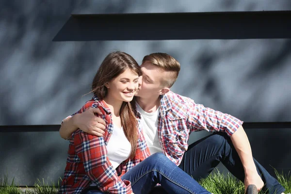 Bonito jovem casal — Fotografia de Stock