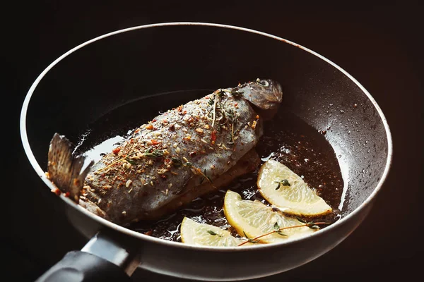 Lezzetli alabalık balık kızartma tavası  