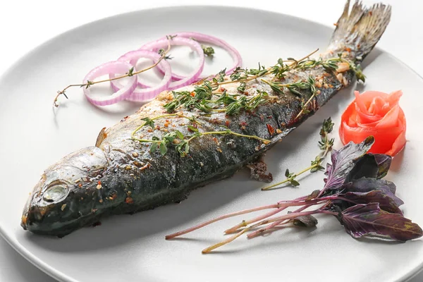 Lezzetli kızarmış balık ile plaka,  