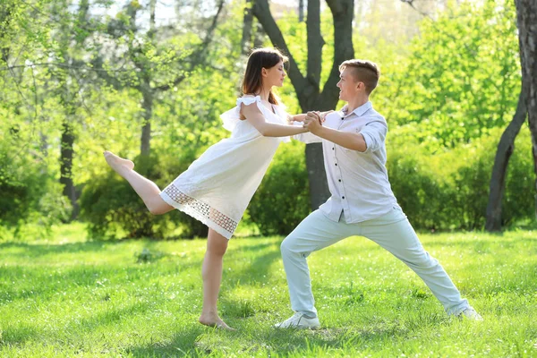 Hermosa pareja joven bailando en el parque —  Fotos de Stock