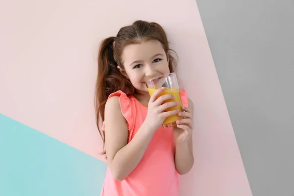 Niedliches kleines Mädchen mit einem Glas Saft — Stockfoto