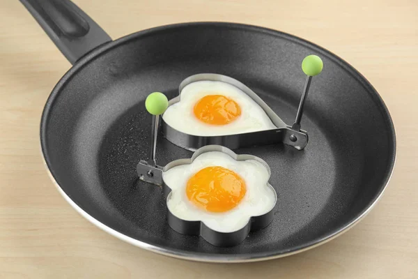 Koekenpan met smakelijke eieren — Stockfoto