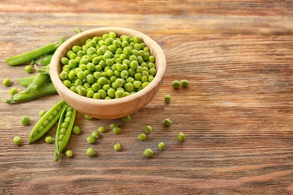 Taze yeşil bezelye ile kase