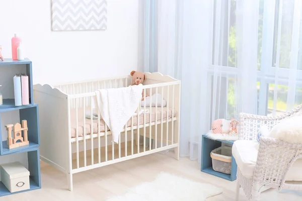 Babyzimmer mit Kinderbett — Stockfoto