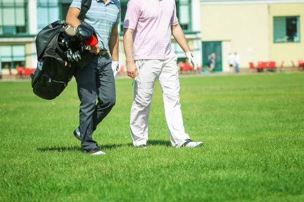 Unga män på golfbana — Stockfoto