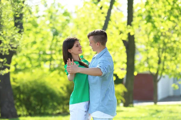 Belo jovem casal dançando no parque — Fotografia de Stock