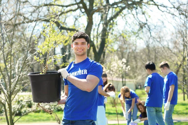 Guapo joven voluntario con equipo al aire libre — Foto de Stock