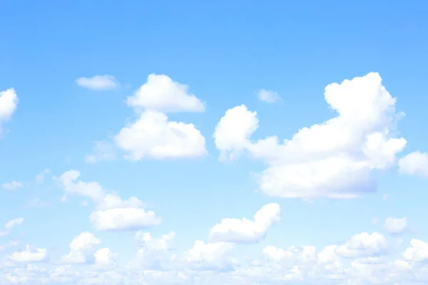 Красивое голубое небо и облака — стоковое фото