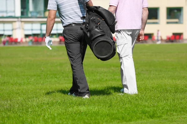 Jonge mannen op golfbaan — Stockfoto