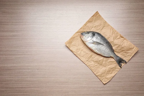 Parşömen taze dorado balık ile 