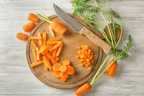 Fette di carota fresca sul tagliere — Foto Stock