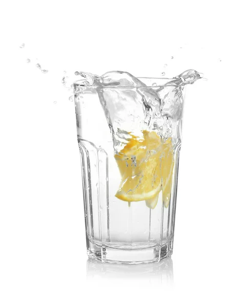 Verre de limonade avec éclaboussures d'eau — Photo
