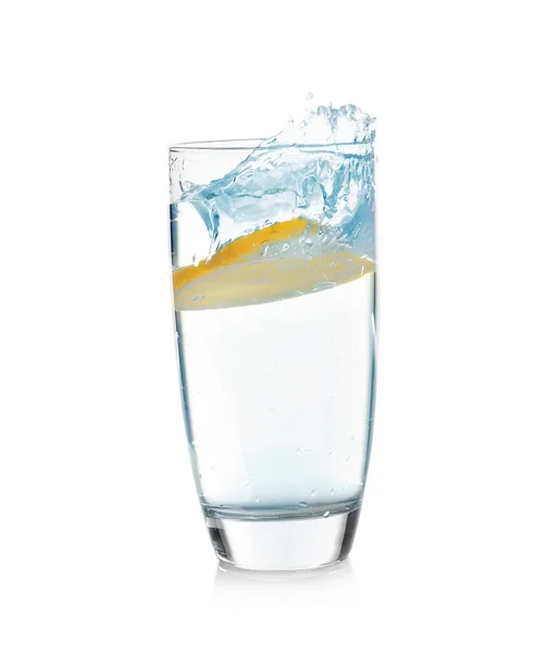 Un vaso de limonada con agua salpicada — Foto de Stock