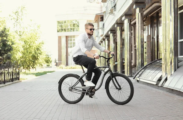 Jonge man paardrijden fiets — Stockfoto