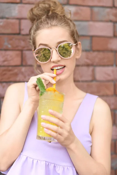 Młoda kobieta smaczny sok do picia — Zdjęcie stockowe