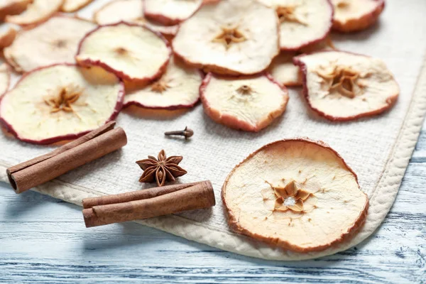 Elma cips ile kompozisyon 