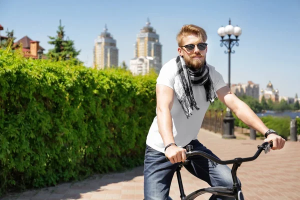 Bisikletli genç adam 