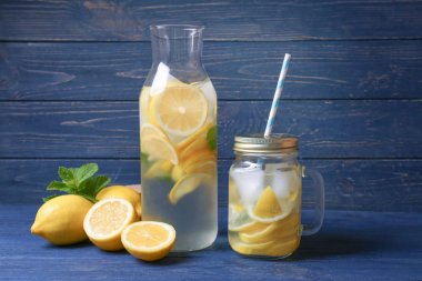 Şişe ve mason kavanoza taze limonata 