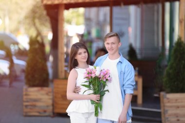 Buket ile güzel genç Çift  