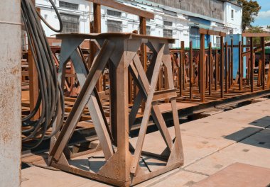 Metal kapları destekler 