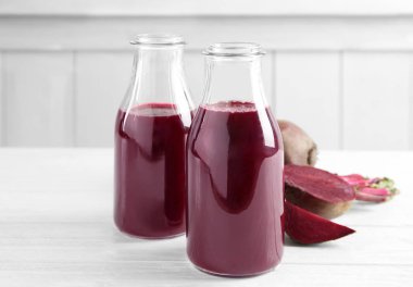 Taze yüzlü ile iki cam şişe 