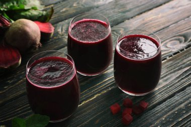 Taze pancar smoothies ile gözlük 