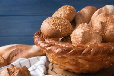 Taze buns ile pişmiş sepeti 