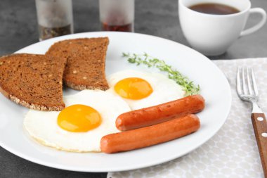 Kolay kızarmış yumurta üzerinde tabak