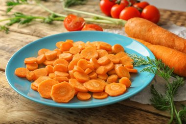 Havuç kesim ile mavi tabak  