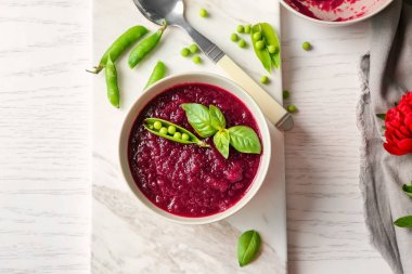 Bezelye ile lezzetli pancar çorbası 