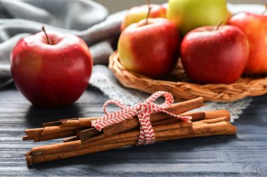 Elma ve tarçın ile kompozisyon 