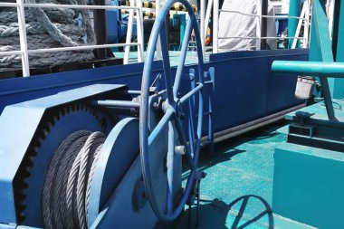 Hawser geminin güvertesinde ile davul