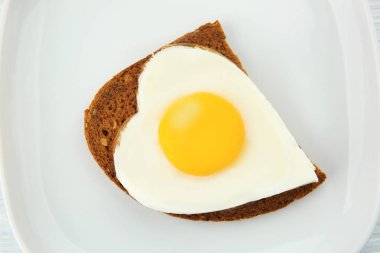 Lezzetli yumurta kadar güneşli tarafı ile plaka