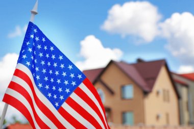 Amerikan bayrağı sallıyor. 